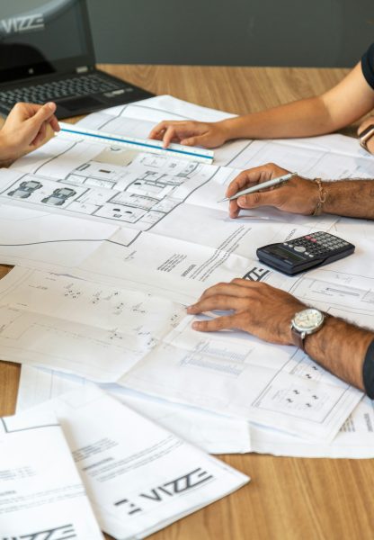 Building consultants meeting for a modular project