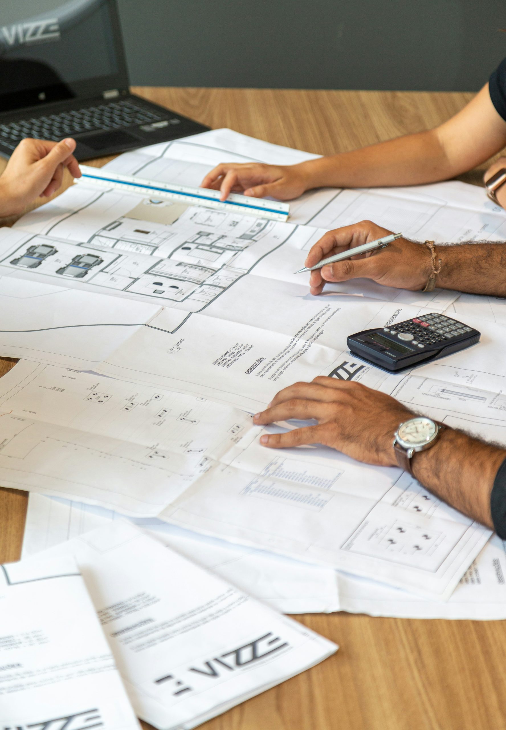 Building consultants meeting for a modular project