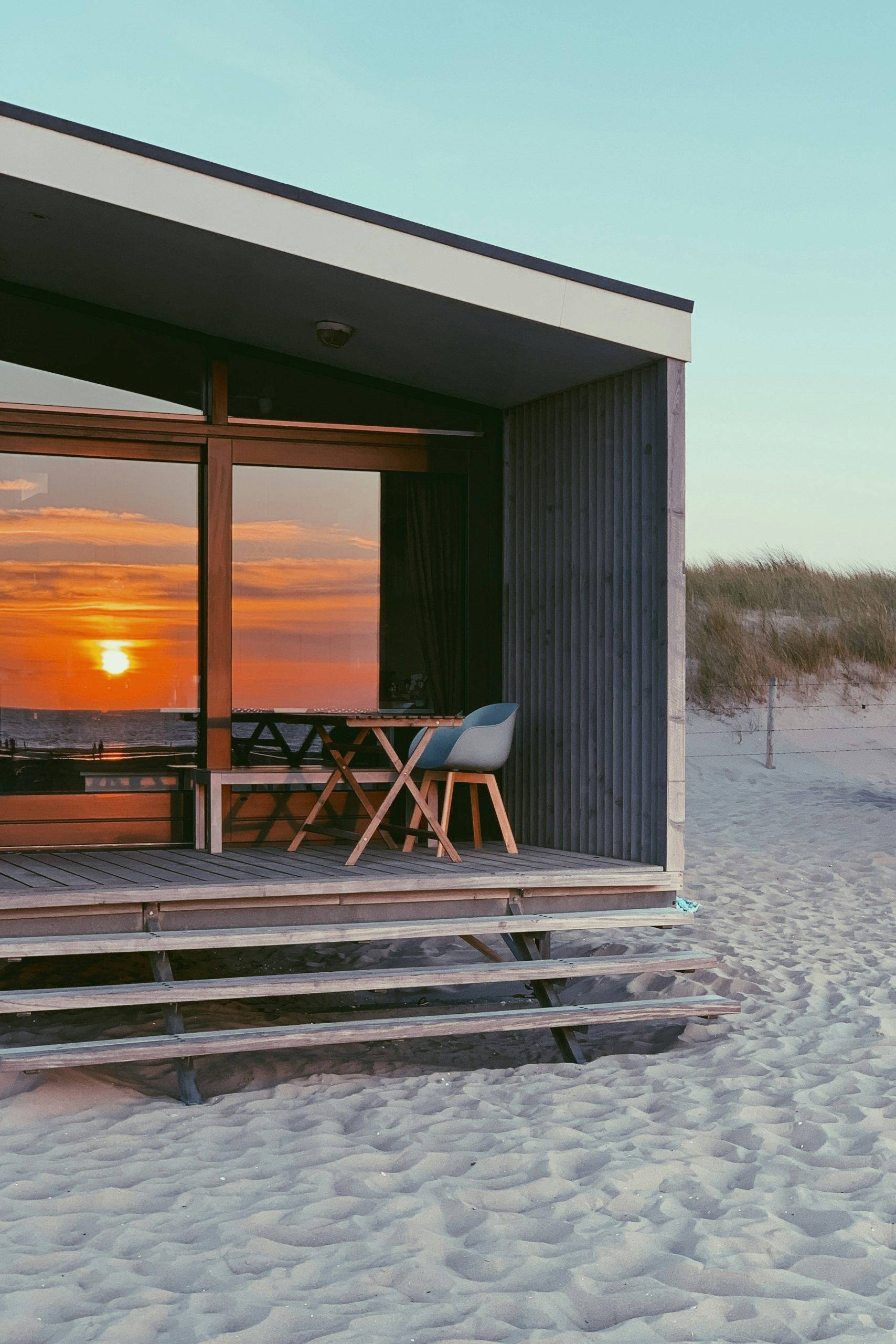 Coastal cabin opening onto a scenic sandy beach