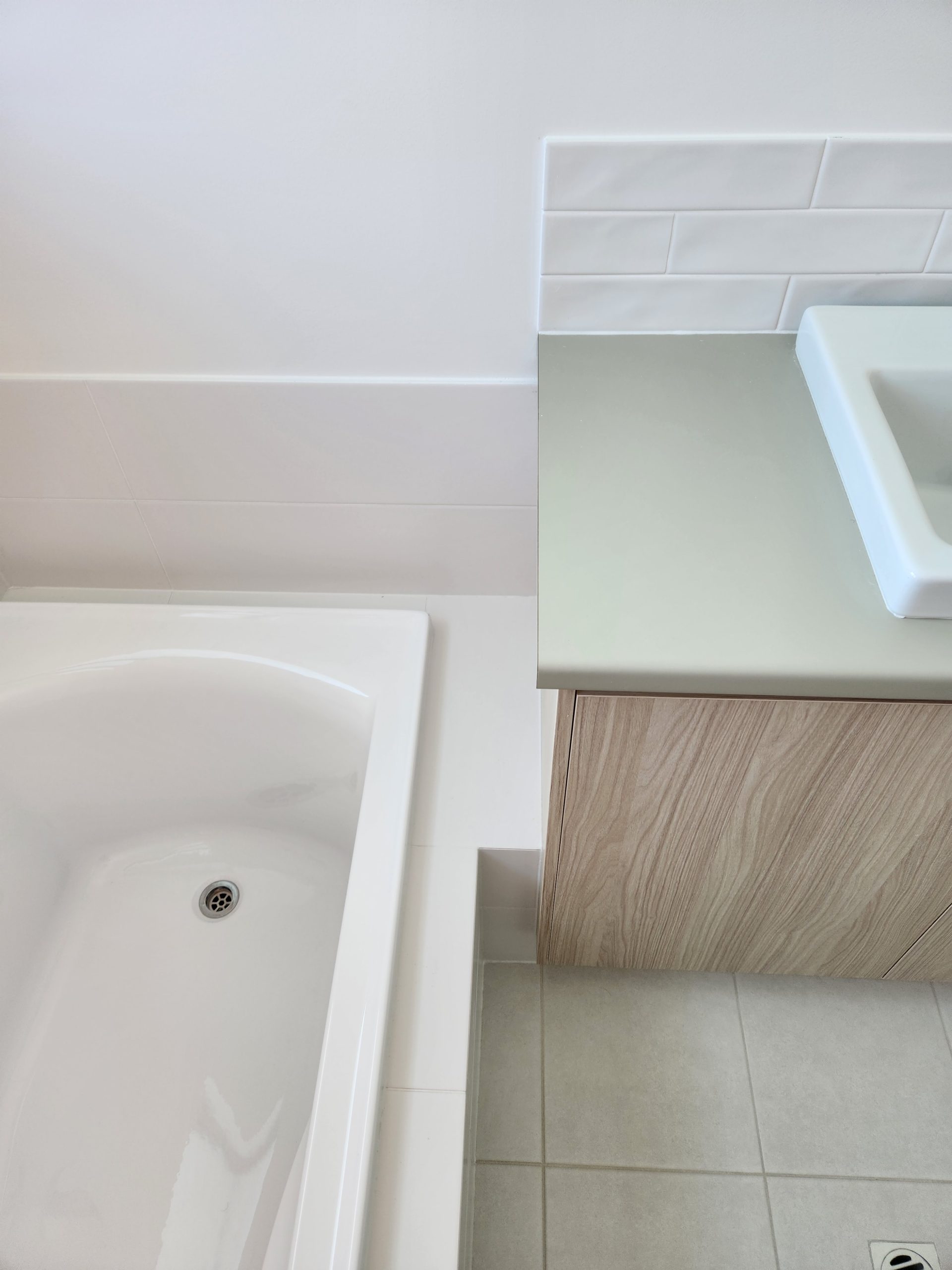 Low-maintenance ceramic and laminate in a modular bathroom